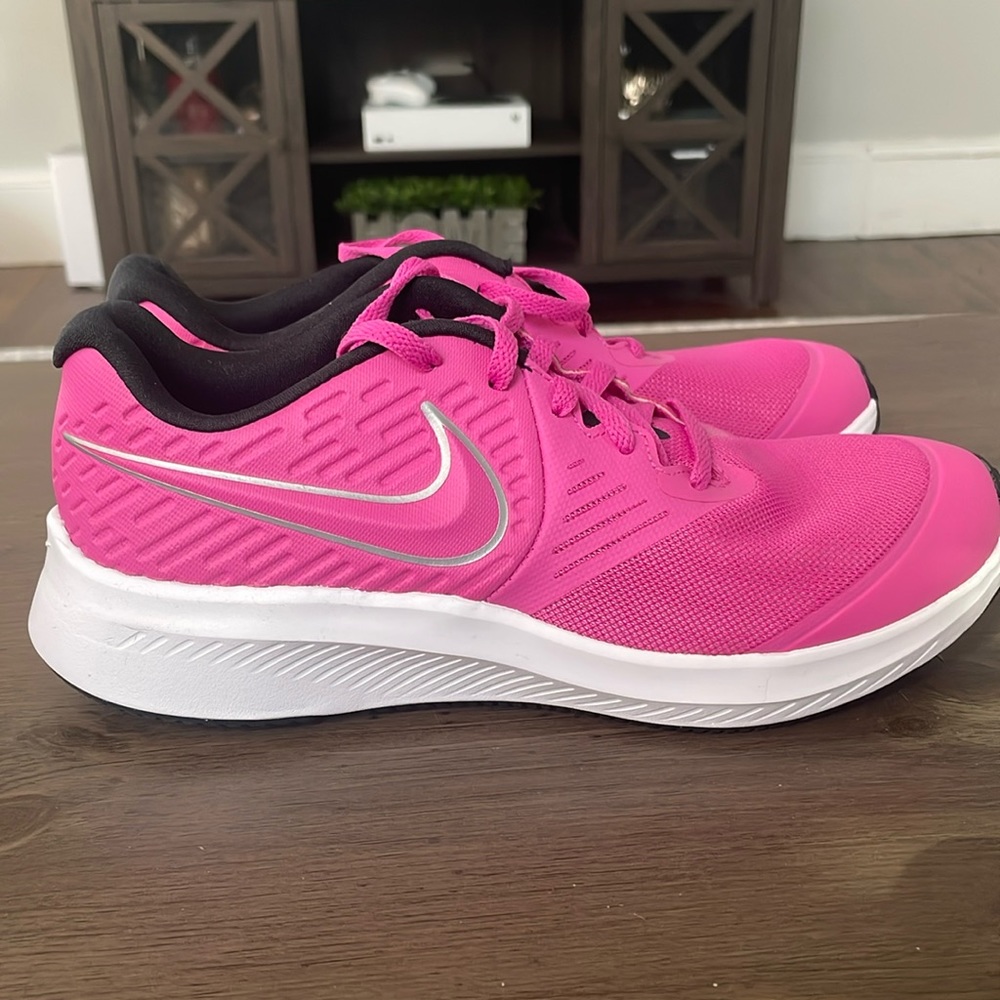 * NEVER WORN Nike Star Runner 2.0 (kids 6.5, women’s size 8)!!
